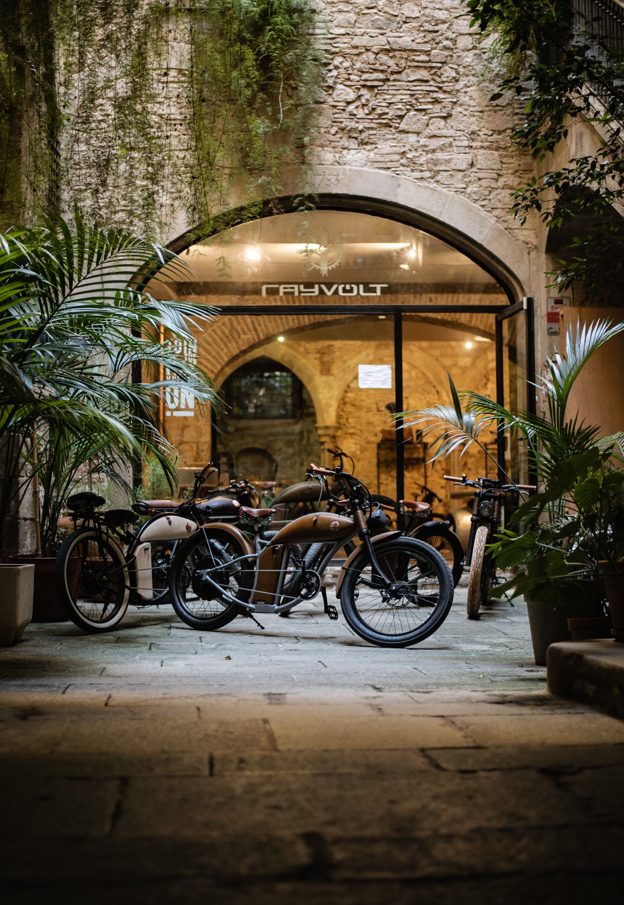 Rayvolt E bike - Vintage café Racer Ebike in city of Barcelona